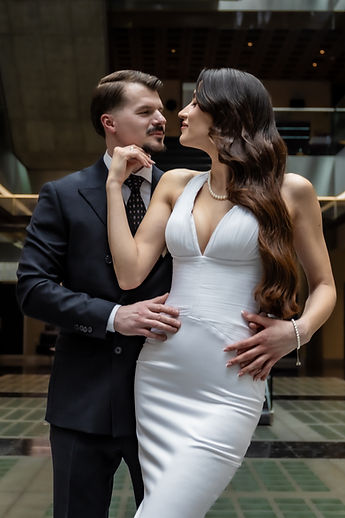 Albina lifting Diamant's chin