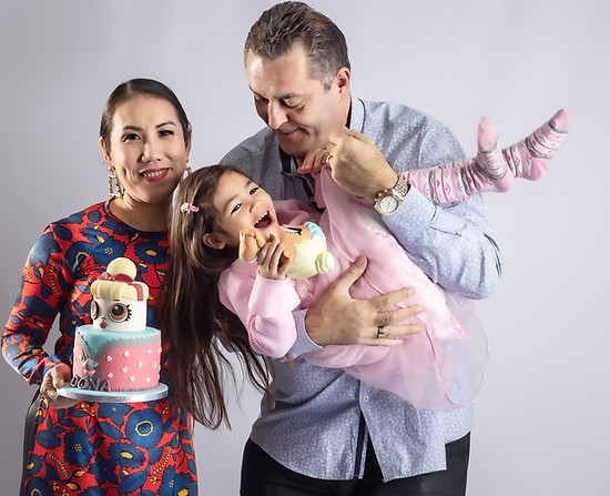Parents et leur fille autour d'un gâteau d'anniversaire
