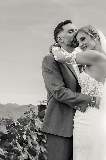 The couple embracing in the vineyards, in black and white