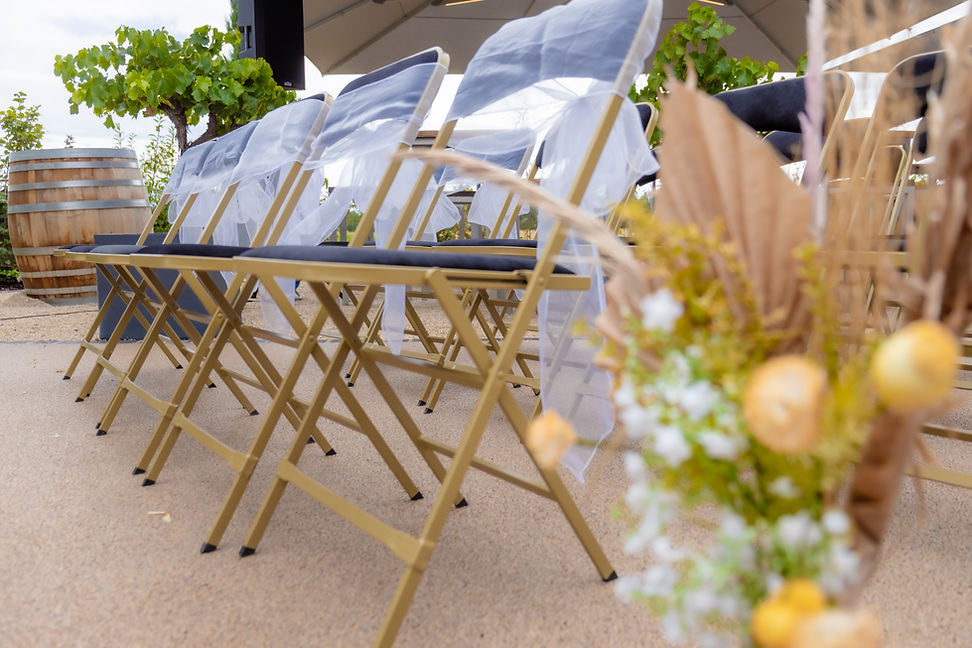 Chaises décorées de fleurs séchées, avant une cérémonie en plein air
