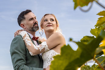 Vahide and Adrien embracing, gazing up at the sky