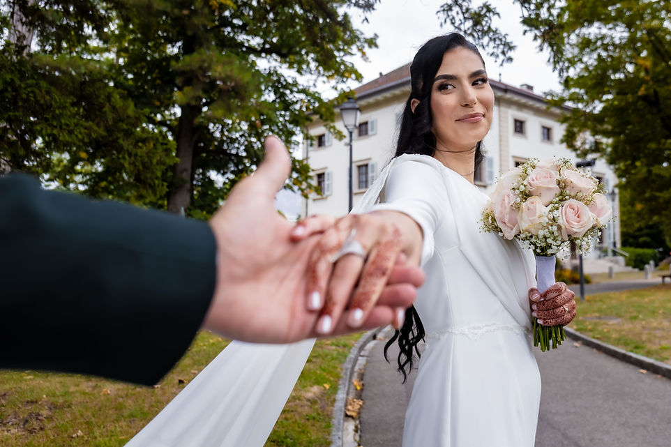 Leila tient la main de Marouan devant la Mairie de Lancy – mariage civil à Genève