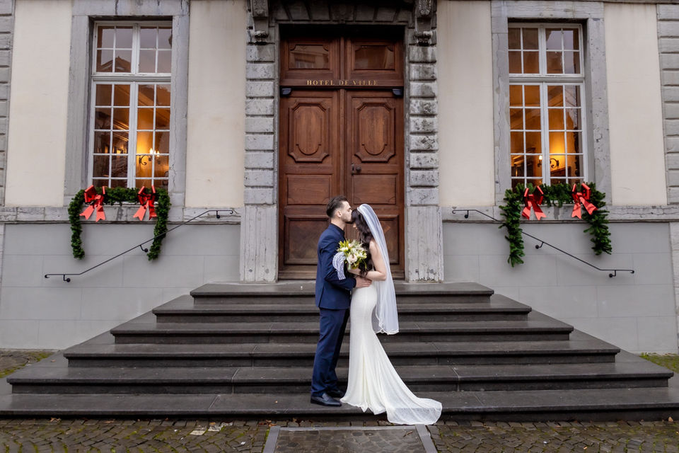 Sortie de la mairie de Vevey après un mariage civil, mariés entourés de leurs proches et du lac