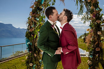A kiss beneath the arch, up close