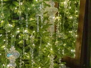 Sustainability Meets Sparkle: Sustainable Christmas Tree Styling