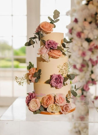 Cream wedding cake with fresh roses