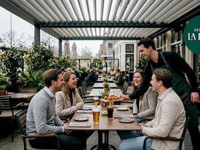 Gezellig terras vol leven bij een zonnige brasserie