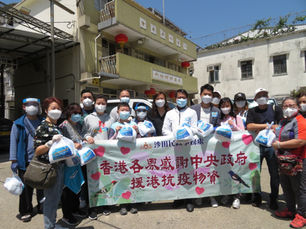 民建聯沙田團隊出動30多名義工協助將「防疫服務包」送至大圍1500多戶唐樓家庭
