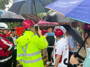 立法會議員李世榮聯同政府各部門跟進颱風韋帕後小瀝源村塌樹事宜