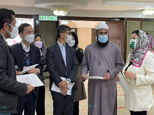 林琳協助「全女班」人員為伊斯蘭教女信眾安排接種疫苗