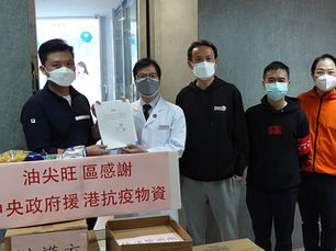 鄭泳舜與職業籃球運動員派送物資予安老院舍