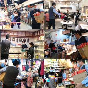 於太和街市派發財神年畫及揮春予商戶