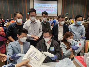 首日全港完成160萬份防疫包 今天薛永恆和陳積志兩位局長到全港最大包裝地點為義工打氣