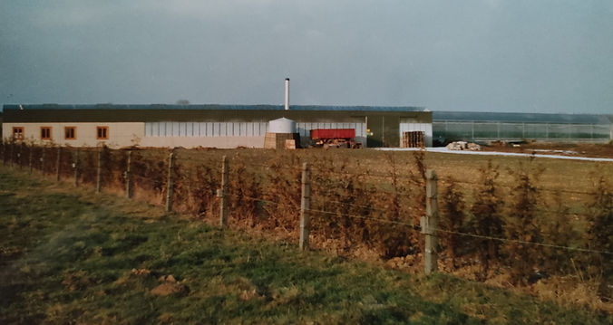 Onze hangaar en serre, net gebouwd in 2000
