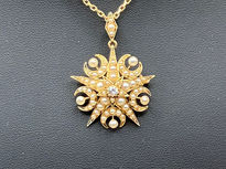 星と月がモチーフのゴールドとパールのペンダント