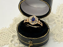 サファイヤの周りにダイヤある指輪