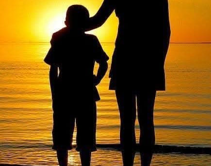 Hijo varón que toma a mamá como pareja