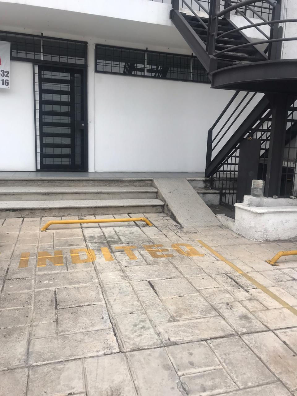 Miniatura: Local EXCELENTE UBICACIÓN Y AFLUENCIA en Renta planta baja: en 31 pte. Col. Las