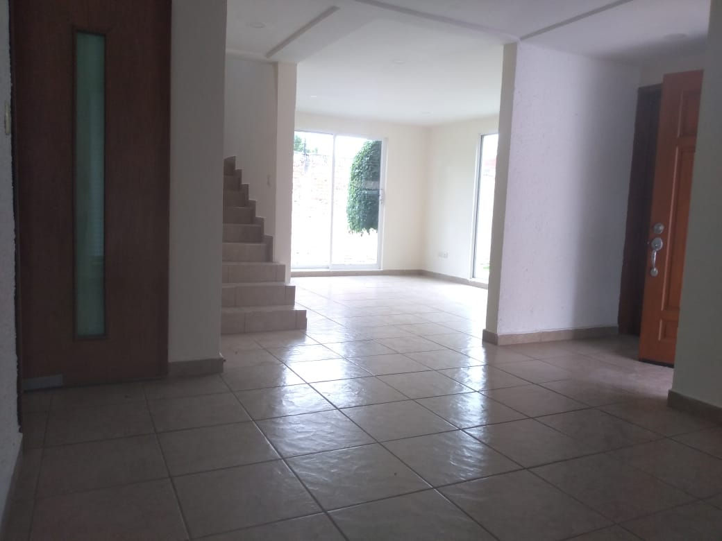 Amplio jardín. Casa en Renta, Camino Real a Cholula