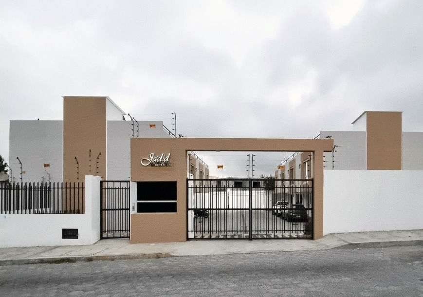 Fachada del conjunto residencial Jadid en Calderón, con acceso vehicular y peatonal, cerramiento perimetral y diseño moderno y ordenado