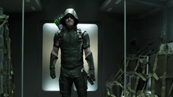 Green Arrow arrives in Arrow 4x01