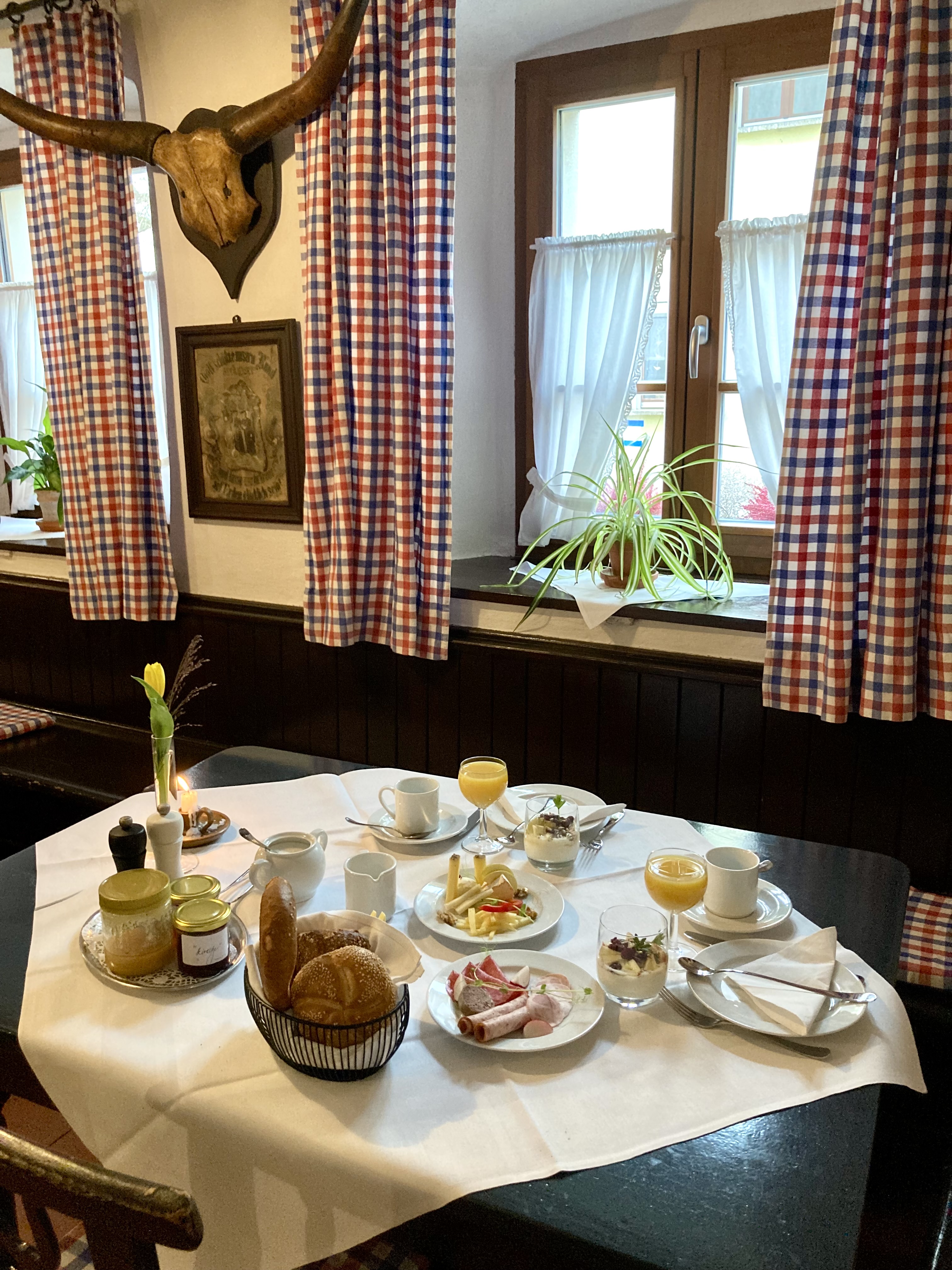 Stilvoll gedeckter Frühstückstisch in der historischen Stube.