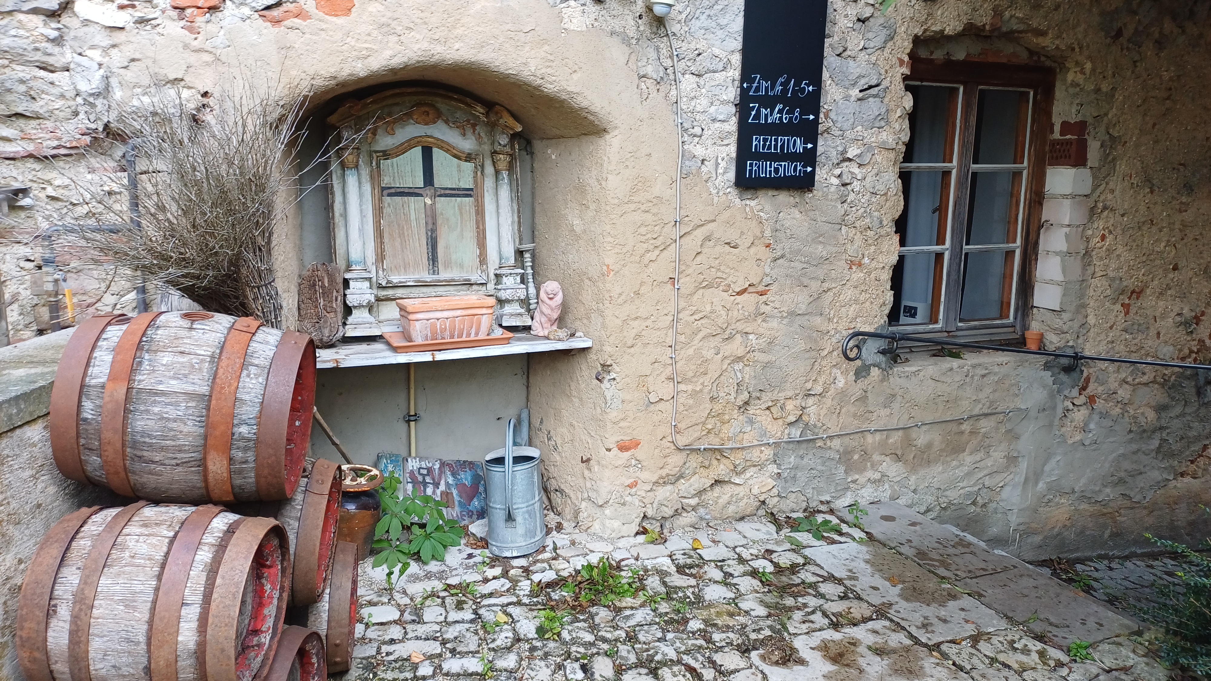 Historische Außenfassade mit historischen Bierfässern aus Holz