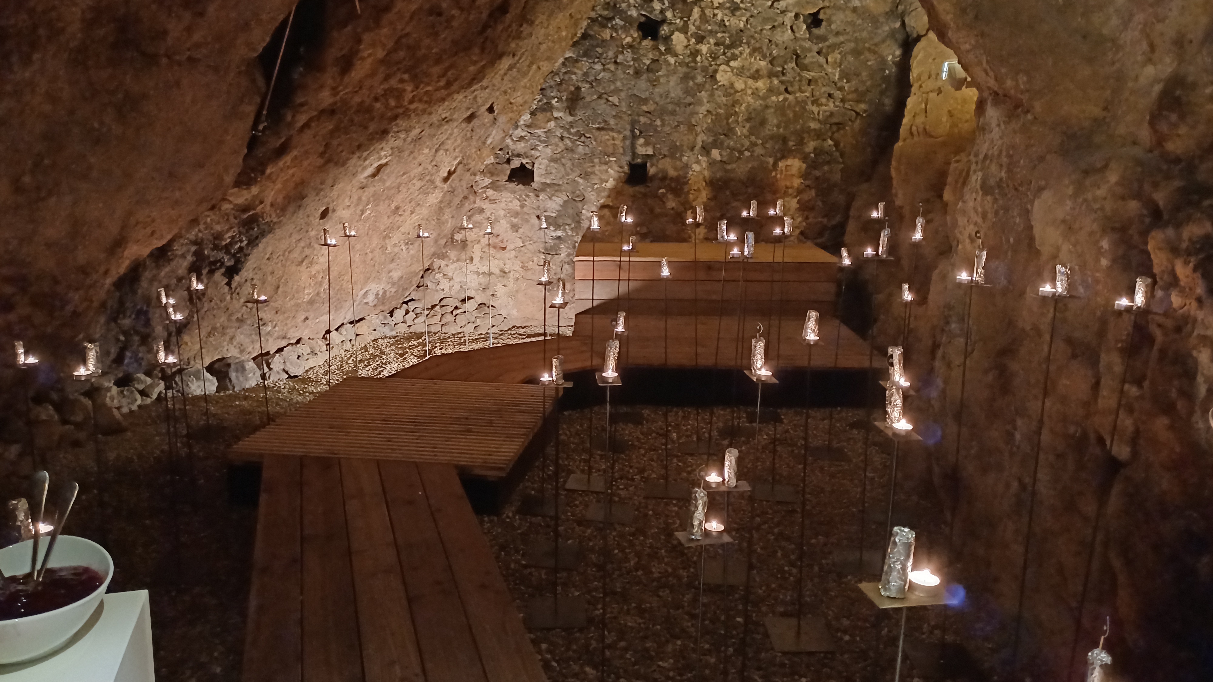 EAT-ART Installation in der Höhle im Schloss Raitenbuch
