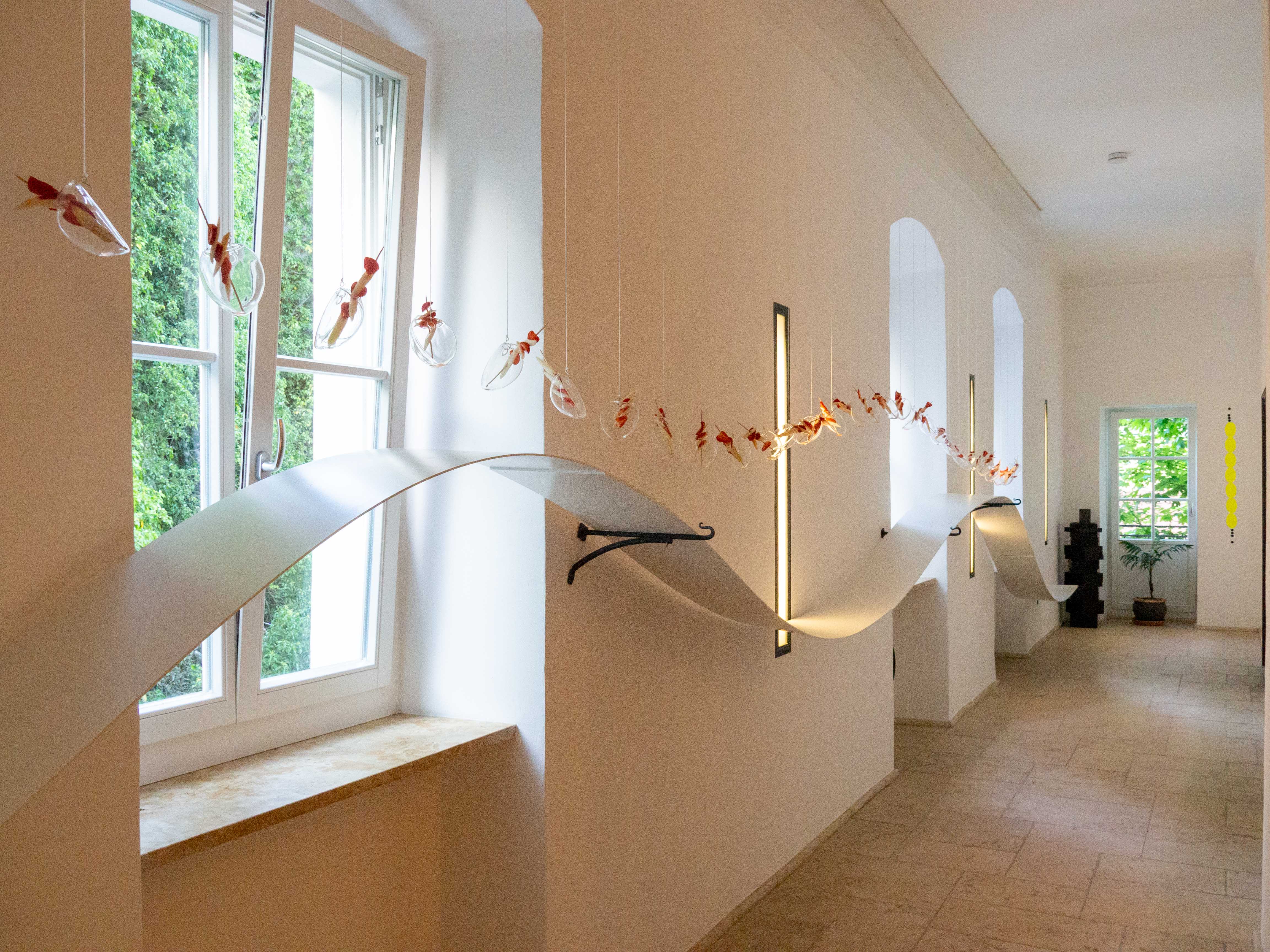 EAT-ART-Installation mit Spargel und Erdbeeren im Schloss