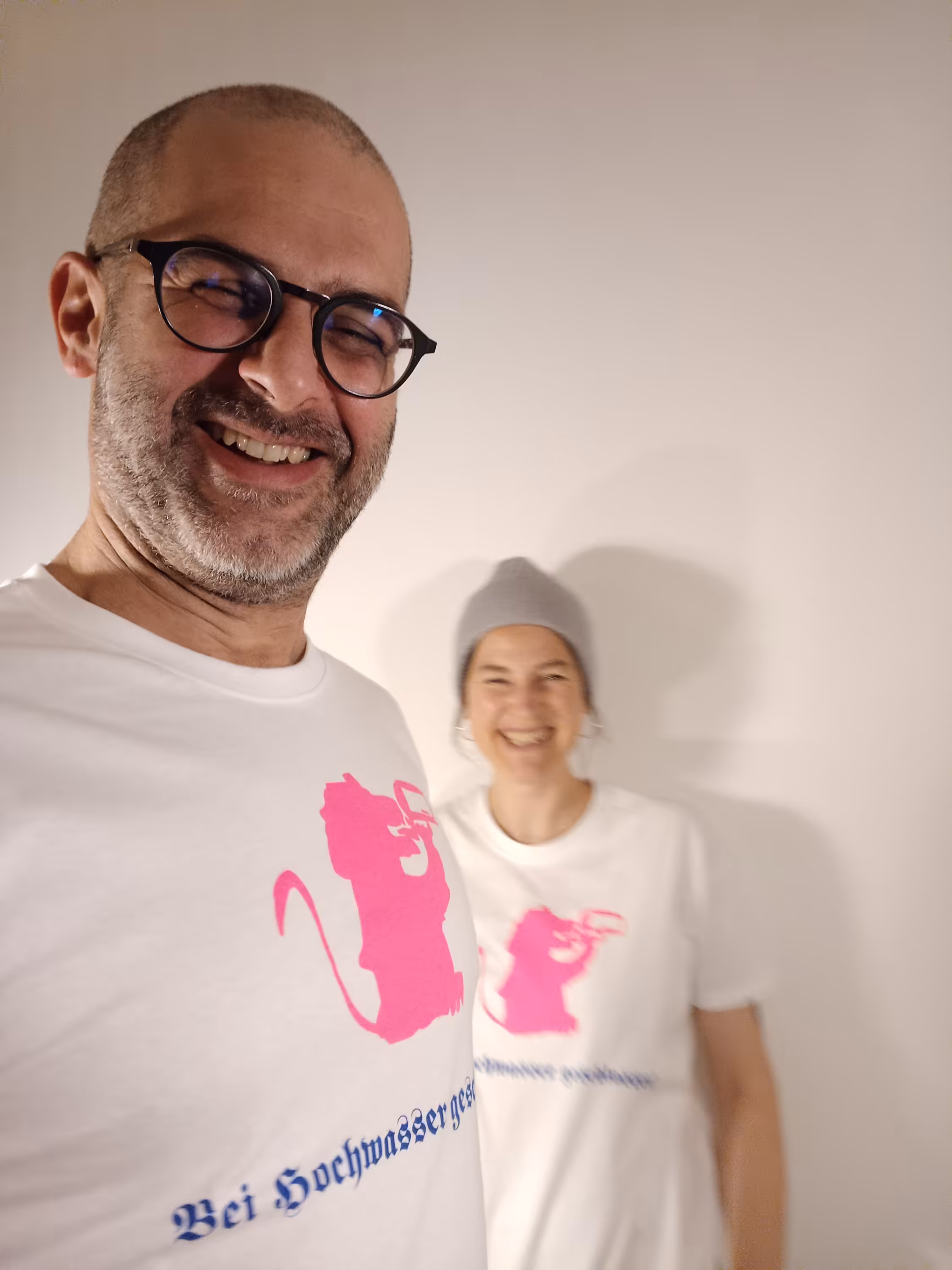 Franziska und Jürgen mit Bürstenbinder T-Shirt aus eigener Produktion