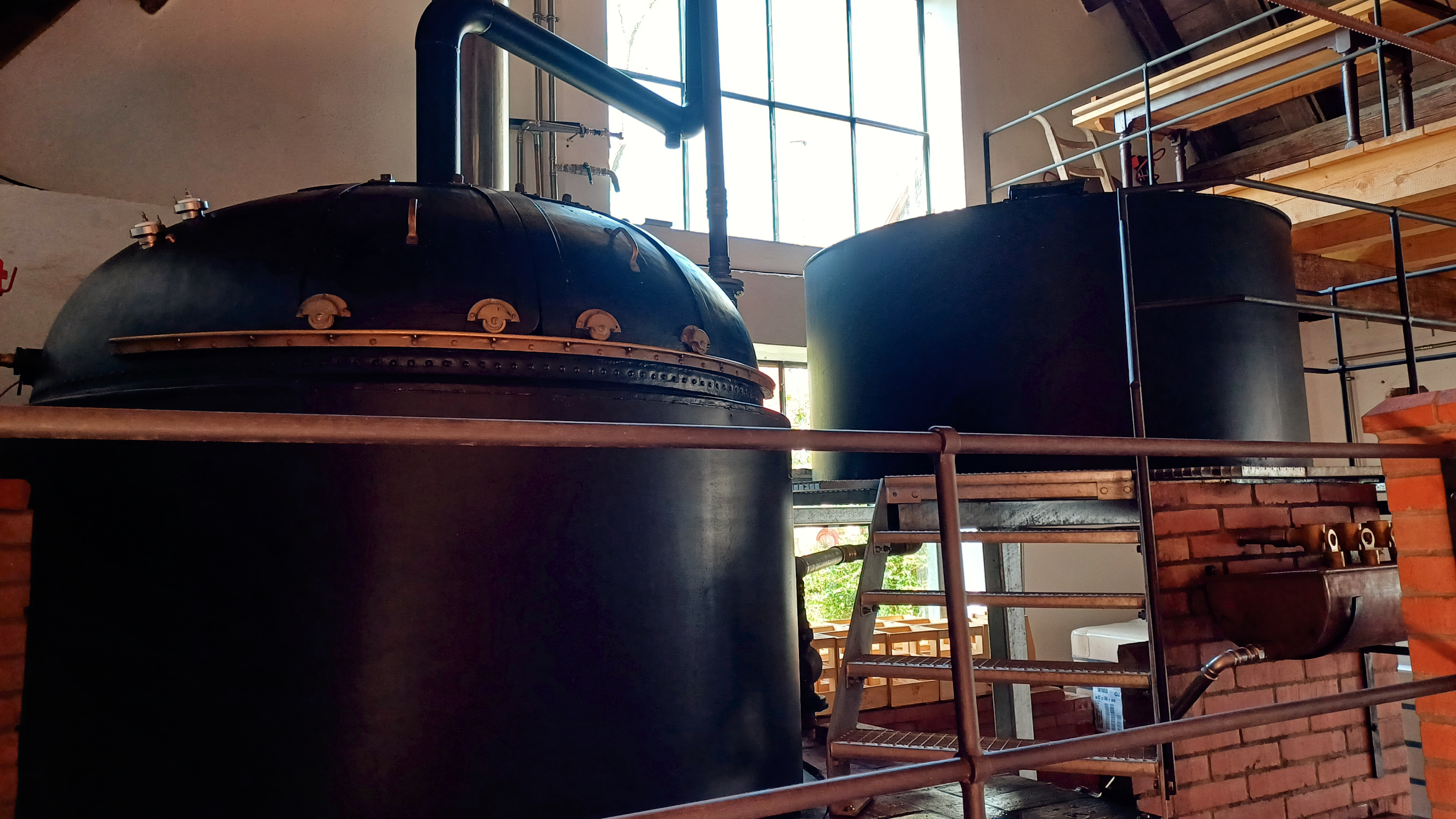 Brauereiansicht mit historischem Sudkessel aus Stahl und Läuterbottich