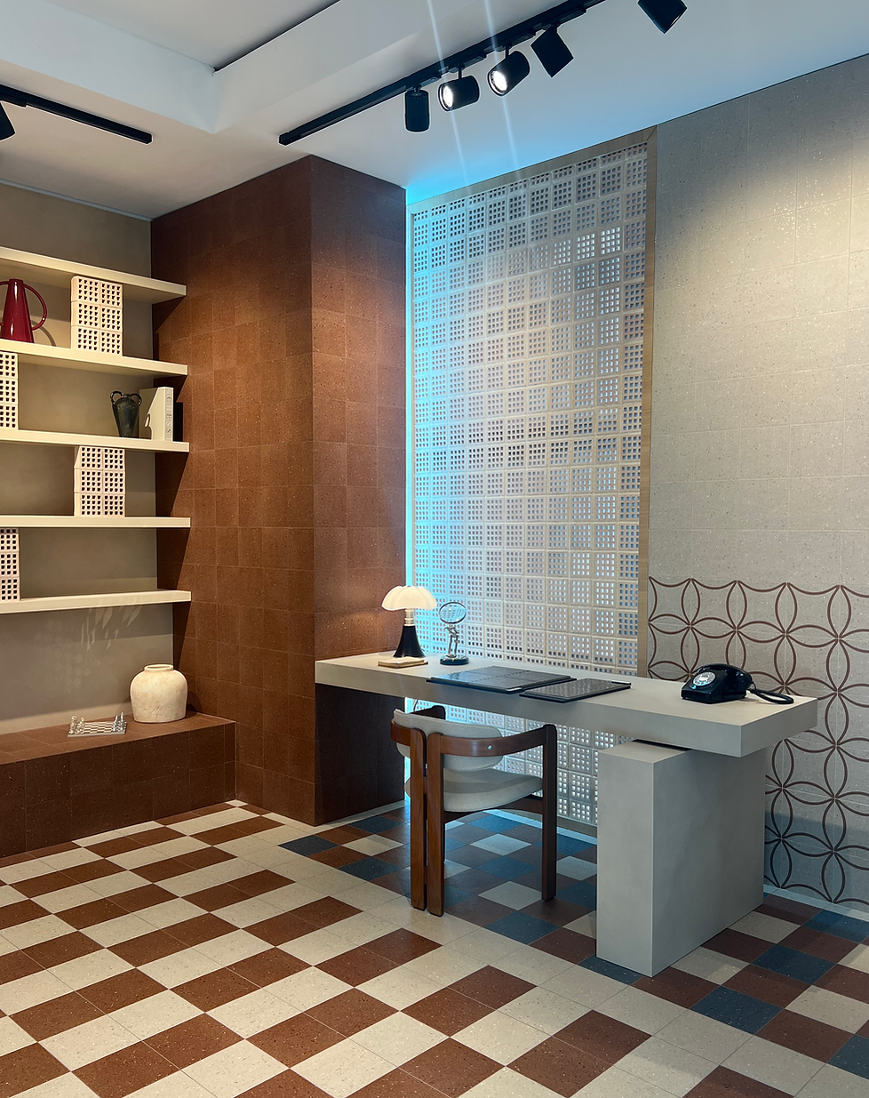 Zona studio e libreria progettata su disegno e misura per l'esposizione ceramica