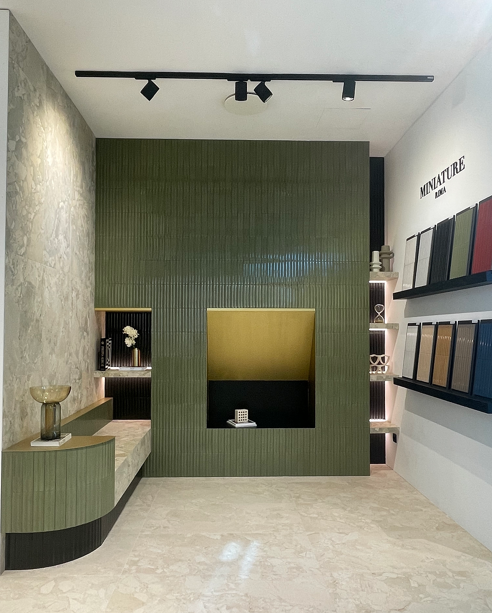 panca e camino progettato su disegno per lo showroom