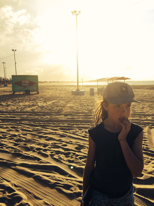 Une fille sur une plage de sable au Brésil photographié par Hélène Perry 