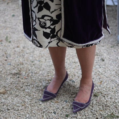Talons violets avec une robe blanche avec des roses noires 