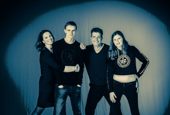 Duotoon blauw geel creatief gezinsportret vier personen vanaf kniehoogte