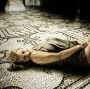 Sexy Golden Girl ligt op byzantijnse vloer