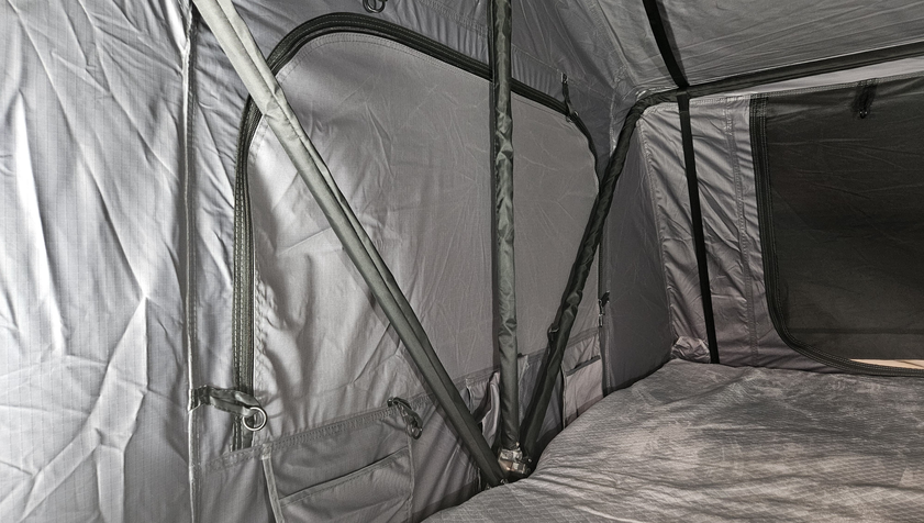 Parete
laterale
interna con
rinforzi in
alluminio e
finestre nella
tenda
Tramontana