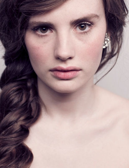 Inspiration idea for bridal makeup for dark hair and brown eyes. Fresh, natural, pretty makeup perfect for a wedding. Full lips and natural brows.