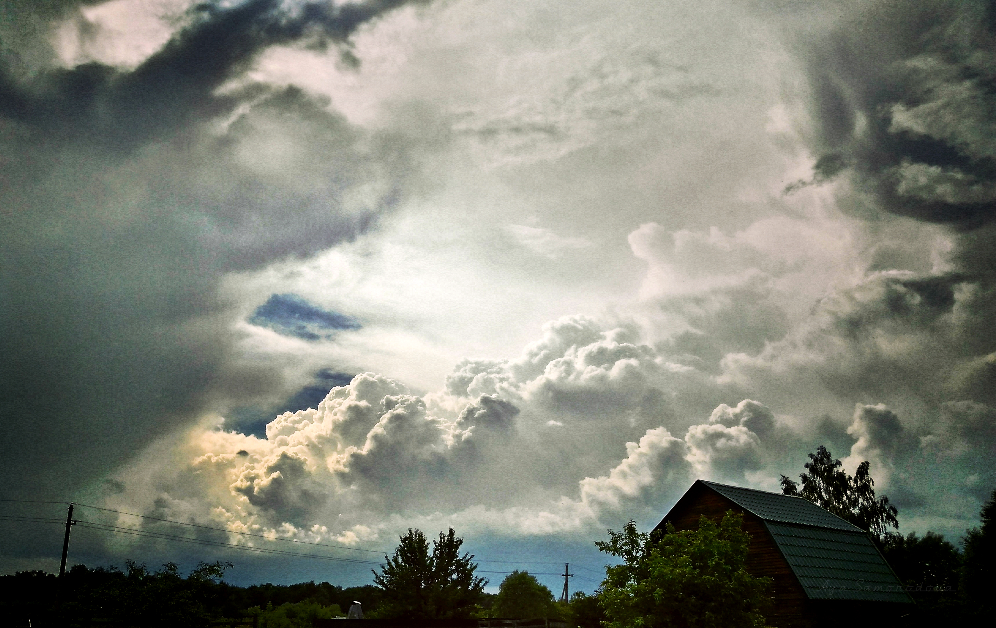 над сгущаются тучи