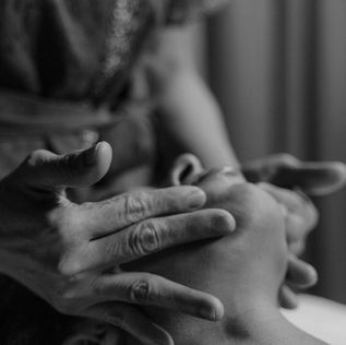 Femme effectuant un massage du visage sur une autre femme