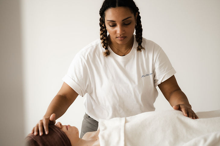 Maëva de Ma Naît Sens qui fait un massage à une cliente