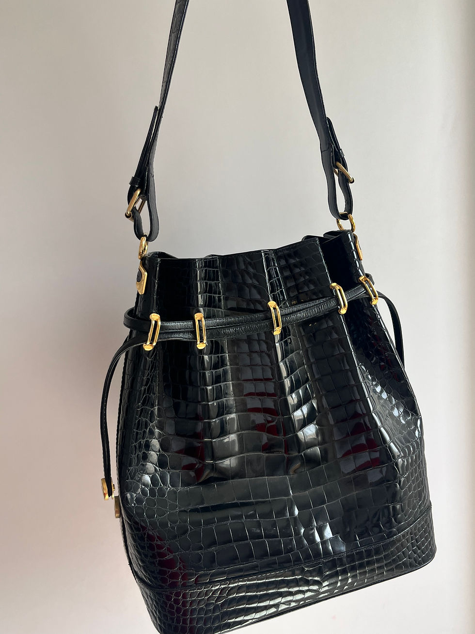 תמונה ממוזערת: Vintage Amazing black bag gold buckle