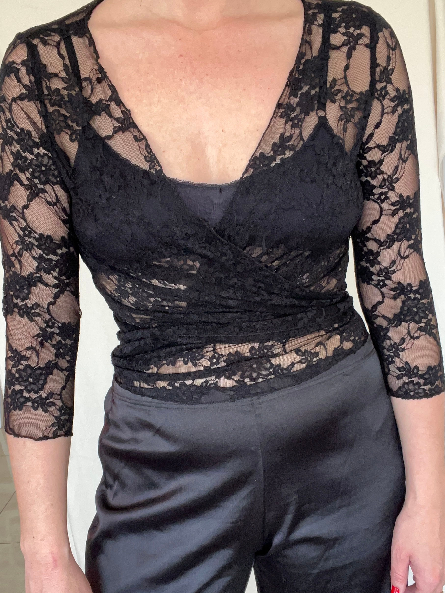 עליונית תחרה שחורה Y2K