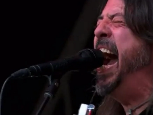 Foo Fighters engana público e faz show surpresa no Glastonbury 2023