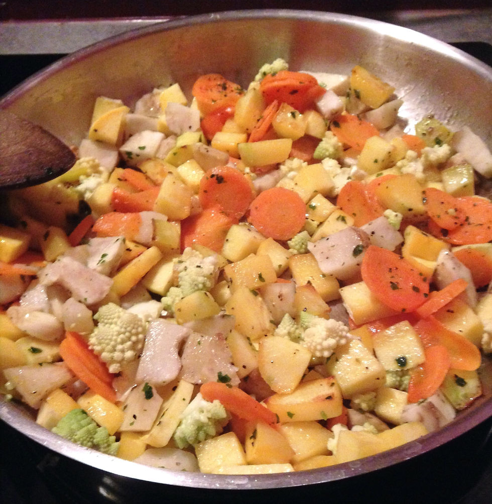 Photo de légumes d’hiver, comprenant carottes, topinambours et rutabaga, en train de cuire dans une poêle en inox. Une cuisson saine et gourmande pour une poêlée équilibrée, idéale pour la saison hivernale.
