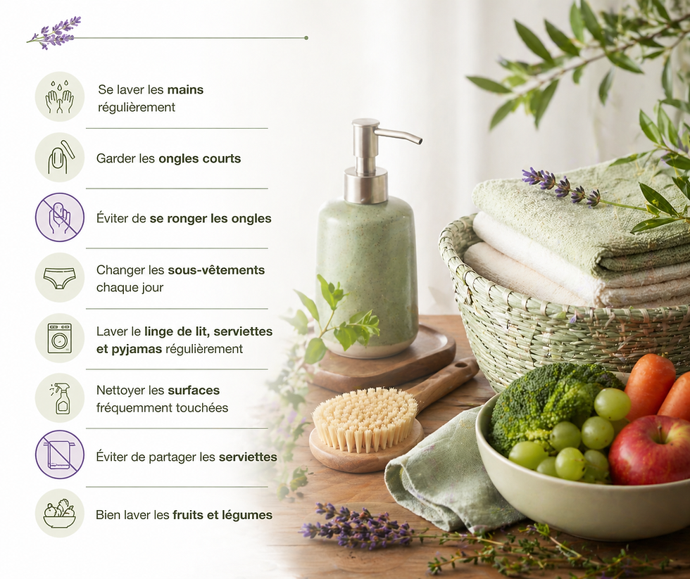 Conseils d'hygiène texte à gauche, savon, serviettes vertes, bol de fruits et légumes sur table en bois à droite, ambiance naturelle.