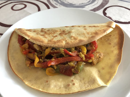 Une assiette colorée de fajitas au poulet et aux poivrons, une option délicieuse et sans gluten ni produits laitiers pour un repas sain et savoureux.