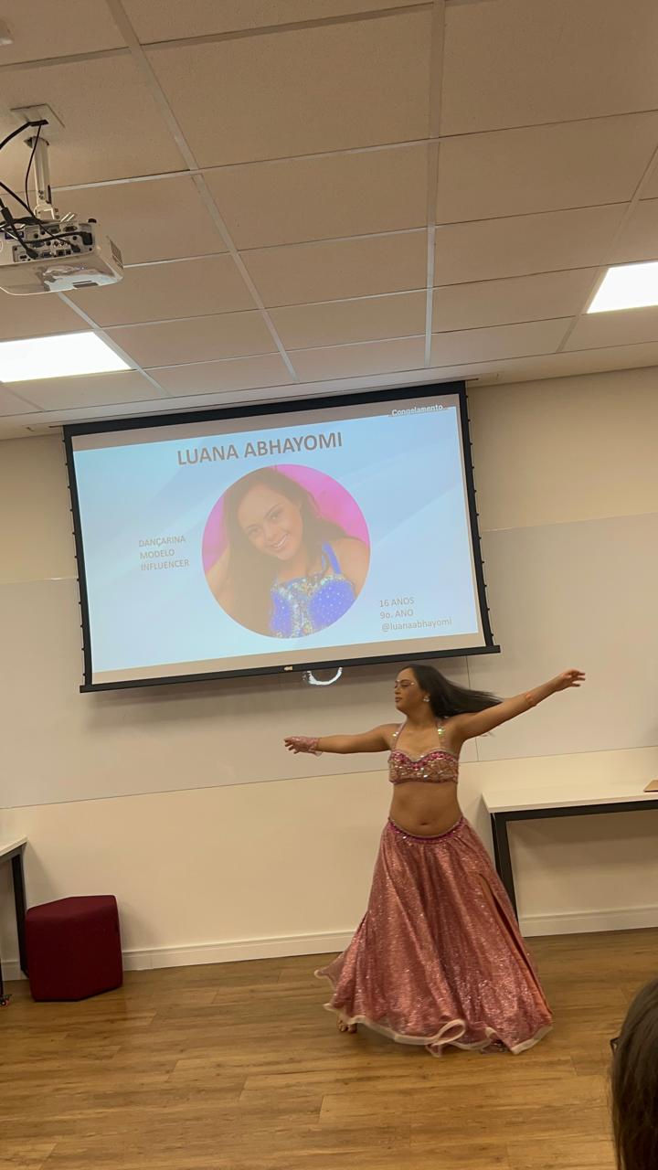 Menina com síndrome de Down em performance na FGV.