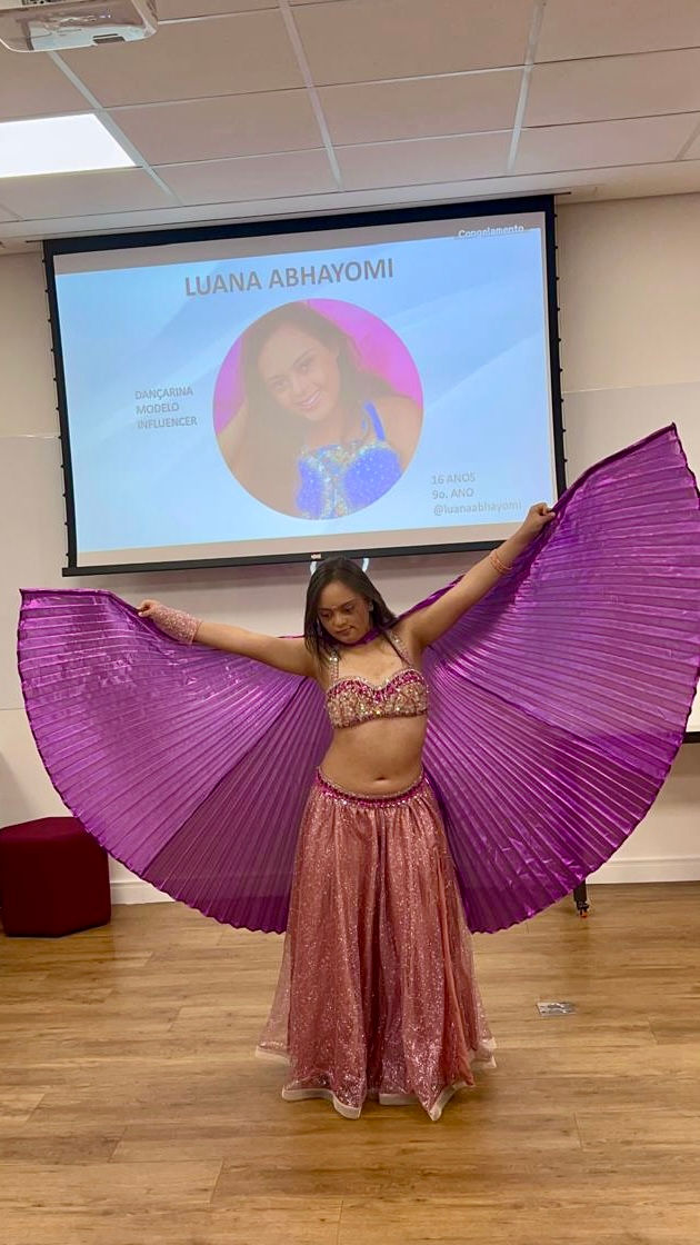 Menina com síndrome de Down em performance com wing na FGV.